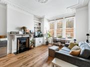 1 bedroom property in Linden Gardens, London, W4 £2,000...