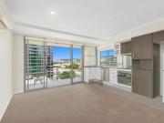 1 bedroom unit in Merivale Street in a Prime location...