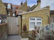 1 Bedrooms Flat for rent in High Street, Rainham,...