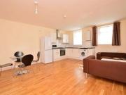1 Bedrooms Flat for rent in Queens Court, Queens Road,...