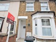 1 Bedrooms Maisonette for rent in Gladstone Road,...