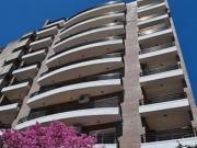 1 dormitorio, balcón al frente y gran patio