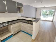 1 dormitorio con balcón y amenities en Refinerías...
