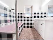 BRILLIANT LOCATION, COMFORTABLE, BRIGHT, AIRY & SPACIOUS...