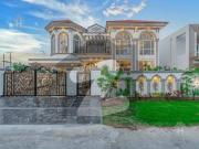 1 Kanal Brand New Superbly Designed Royal Class...