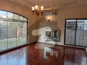 1 Kanal Elegant And Fully Maintained Luxurious Super Hot...