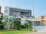 1 Kanal Hot Locaton Luxury House Available For Sale in...