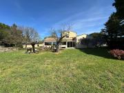 1 Km d’Uzès. Propriété de 210 m². Dépendance en pierre....