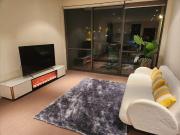 1 min walk to Train Station/Bus Stops In Glen Waverley...