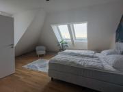 1. Monat mietfrei: Möblierte 2 Zimmer DG Wohnung im 6....
