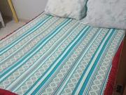 1 quarto c/ cama de casal, guarda roupa mesa c/ cadeira