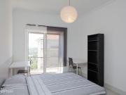 20958 Quarto com cama de casal, com casa de.