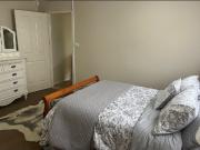 Bedroom Cottage – Private & Convenient!