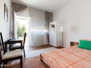 21926 Quarto com cama de casal e varanda
