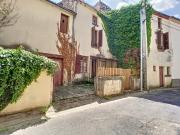 23MN CLERMONT 5MN CHAMPEIX Maison à rénover avec granges