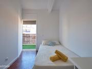 243200 Quarto com cama de casal, com varanda.