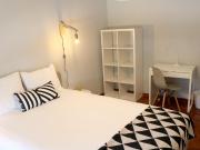 246036 ptimo quarto com cama de casal perto.