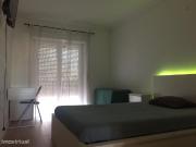 251131 Quarto com cama de casal acolhedor, em.