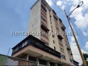 25 5252 En venta apartamento semi amoblado en la Av Lara...