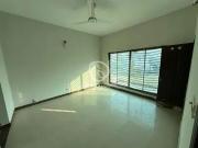 2700 Ft² Flat for Rent