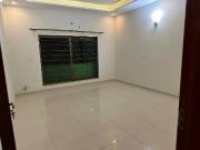2700 Ft² Flat for Rent