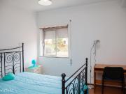 28729 Suite com cama de casal. Wc privado