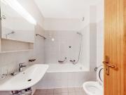 2.5 spacious rooms in a strategic area with garage