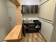 2 ambientes con balcon saliente, a la calle