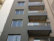 2 ambientes en alquiler. Contrafrente con balcón....