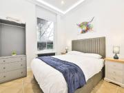 2 bed 1st Floor Flat to rent in London Kensington And...