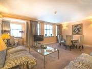 2 bed 1st Floor Flat to rent in London Kensington And...