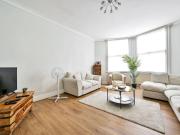 2 bed 1st Floor Flat to rent in London Kensington And...