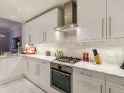 2 bed 1st Floor Flat to rent in London Kensington And...