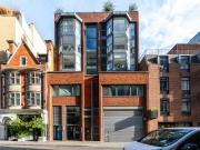 2 bed 1st Floor Flat to rent in London Kensington And...
