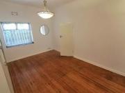 2 Bed Apartment To Rent in Sea Point