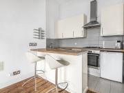 2 bed flat with balcony over looking sea