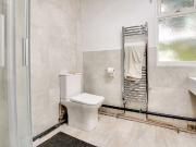 2 bed ground floor flat to rent in London Road,...