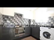2 Bed ground floor flat w/ garden, parking