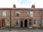 2 bed Mid Terraced House to rent in York North...