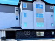 2 bedroom & 1 Bath on the top floor The Milroy