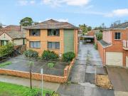 2 Bedroom Apartment Across from Caulfield Park