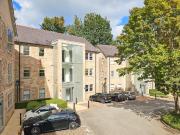 2 bedroom apartment for rent in Clarence Drive,...