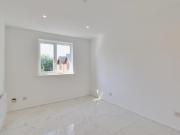 2 bedroom apartment for rent in Courtlands Close,...