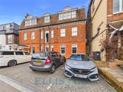 2 bedroom apartment for rent in Lyons Crescent,...