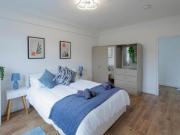2 Bedroom Apartment London London 74743024