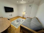 2 Bedroom Apartment London London 82551395