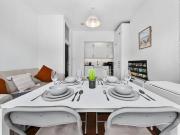 2 Bedroom Apartment London London 88677997