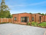 2 Bedroom Bungalow Chelmsford Essex 97443249