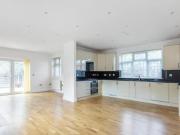 2 Bedroom Bungalow For Rent In London