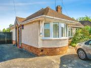 2 bedroom bungalow for sale in Hathaway Close, Luton,...